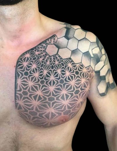 tatuaggio mandala dotwork petto