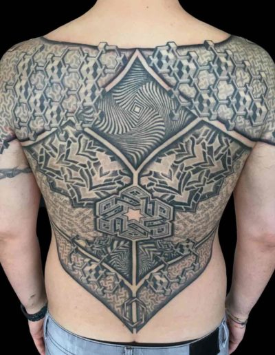 tatuaggio schiena dotwork mandala geometrico