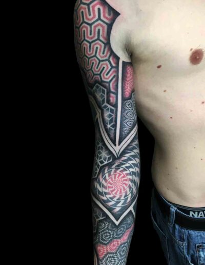Tatuaggio-braccio-uomo-geometrico-dotwork
