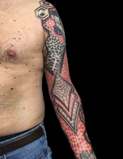 Tatuaggio-braccio-uomo-geometrico-mandala