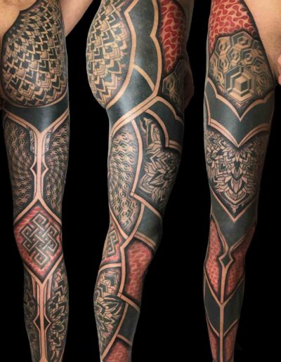Tatuaggio-gamba-ornamentale-geometrico-dotwork