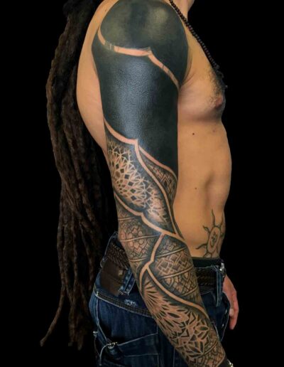 Tatuaggio-ornamentale-dotwork-braccio-uomo